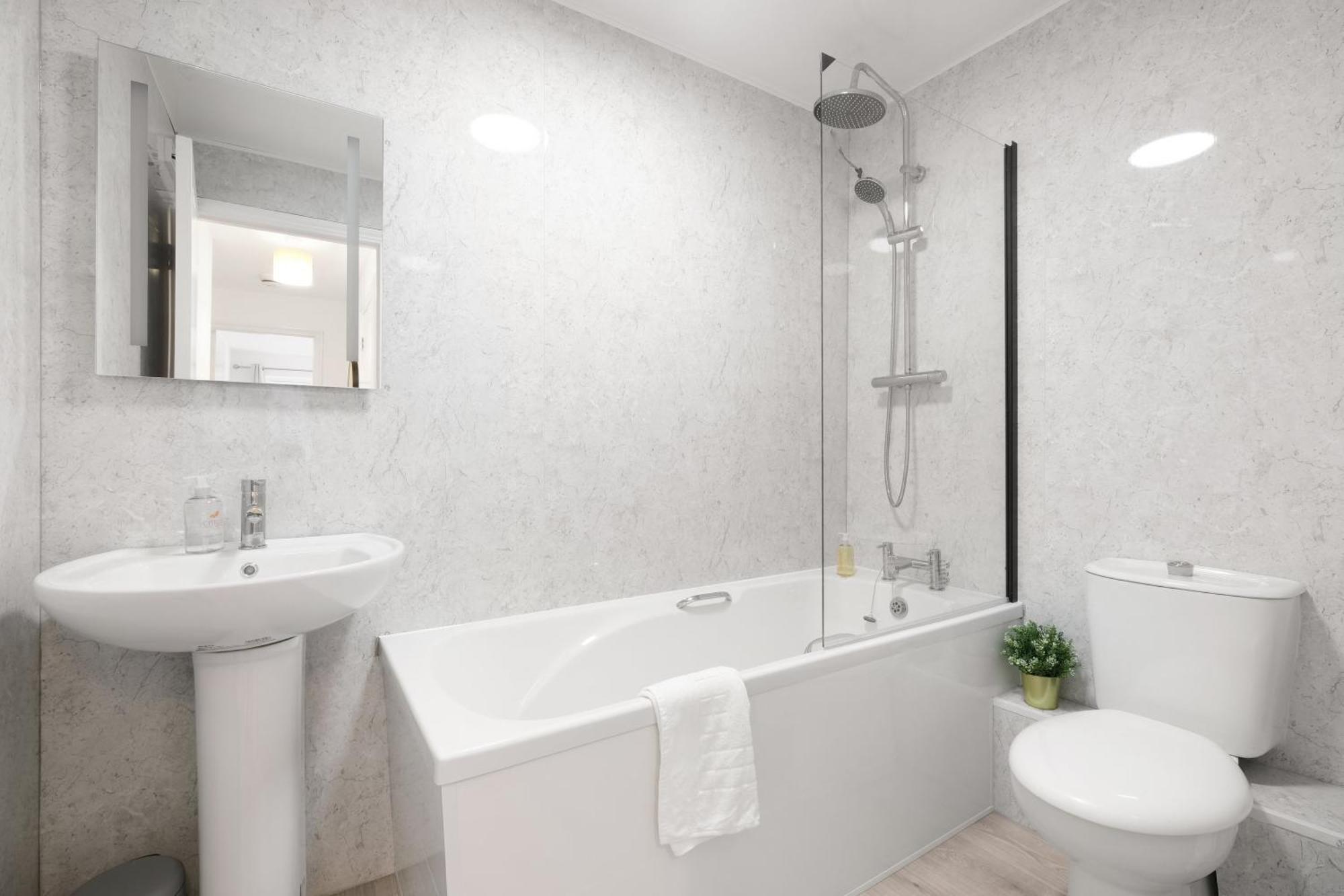 Charming 2-bedroom, 1-bathroom In Transom Square Appartement *