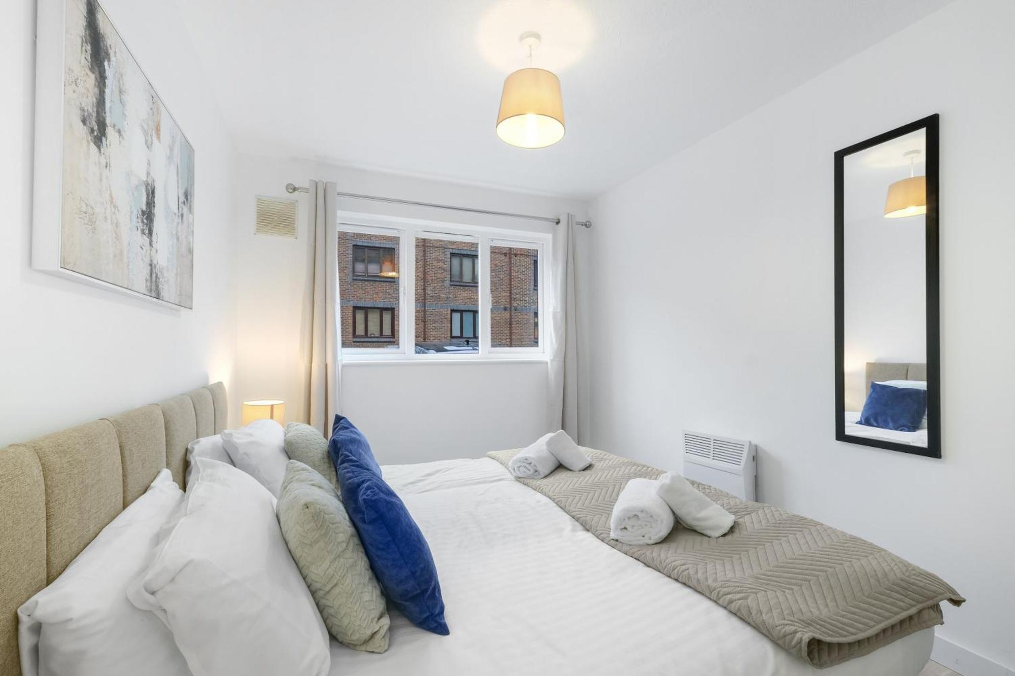 Charming 2-bedroom, 1-bathroom In Transom Square * Londen