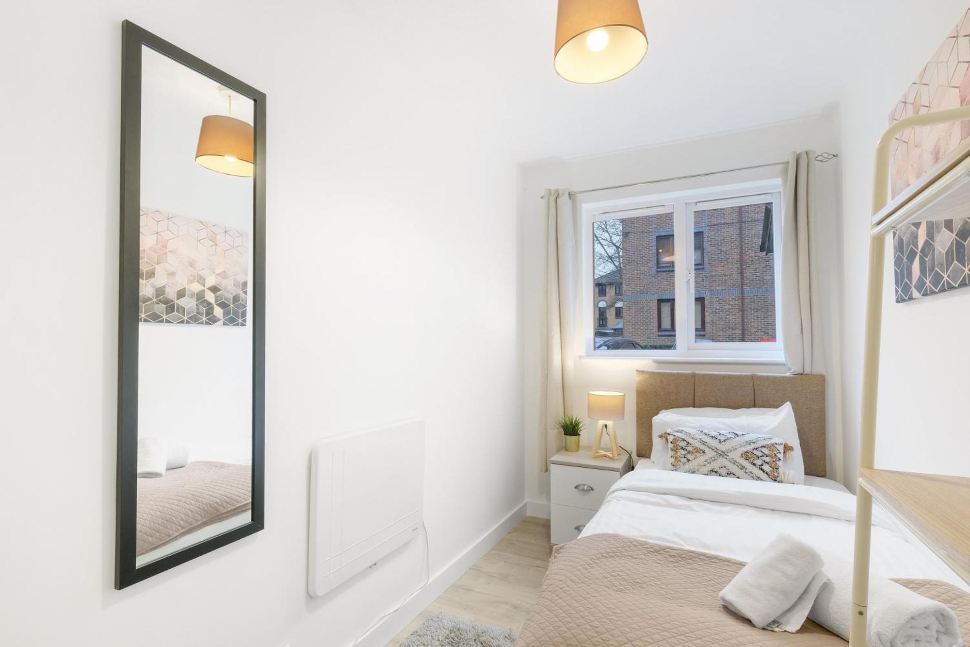 Charming 2-bedroom, 1-bathroom In Transom Square Appartement Londen