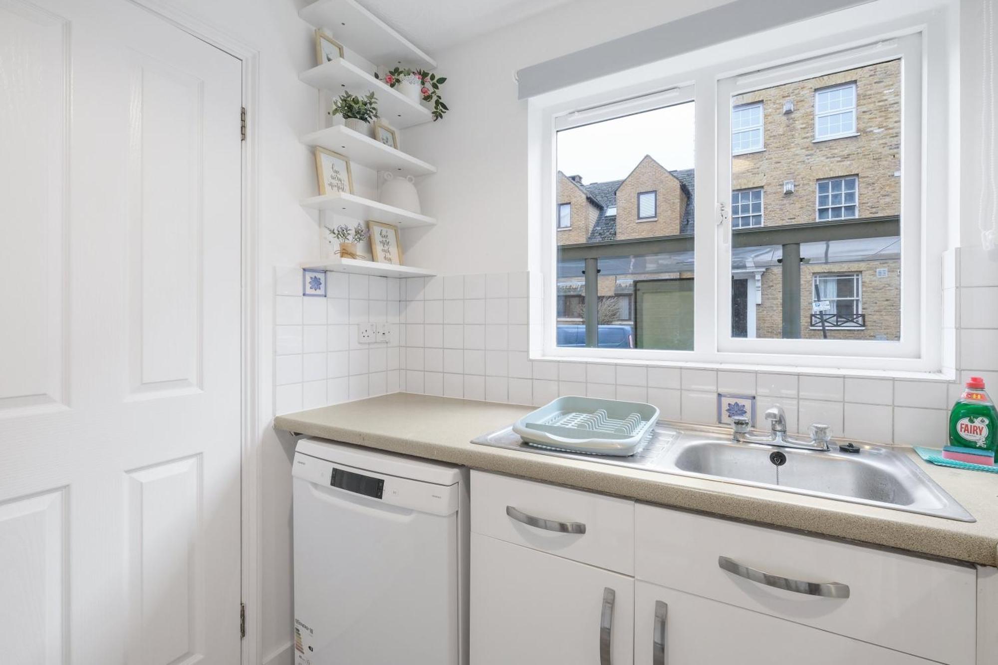 Charming 2-bedroom, 1-bathroom In Transom Square Londen